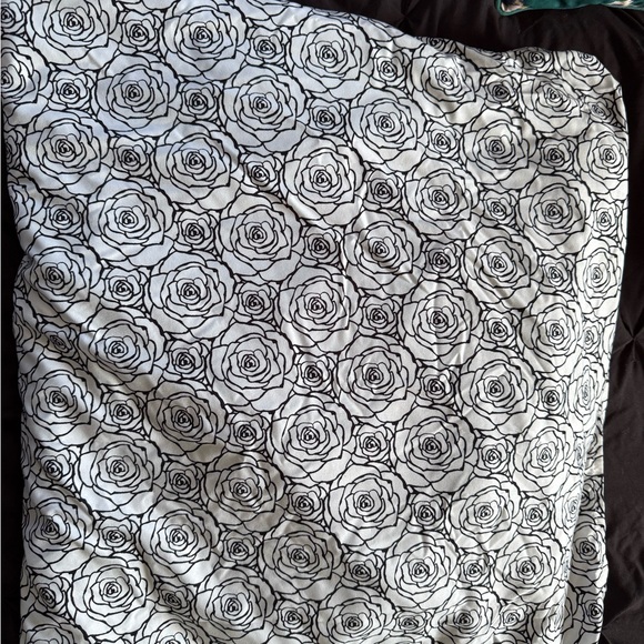 Floral Black and White Queen Sized Bedding Set - Picture 3 of 5